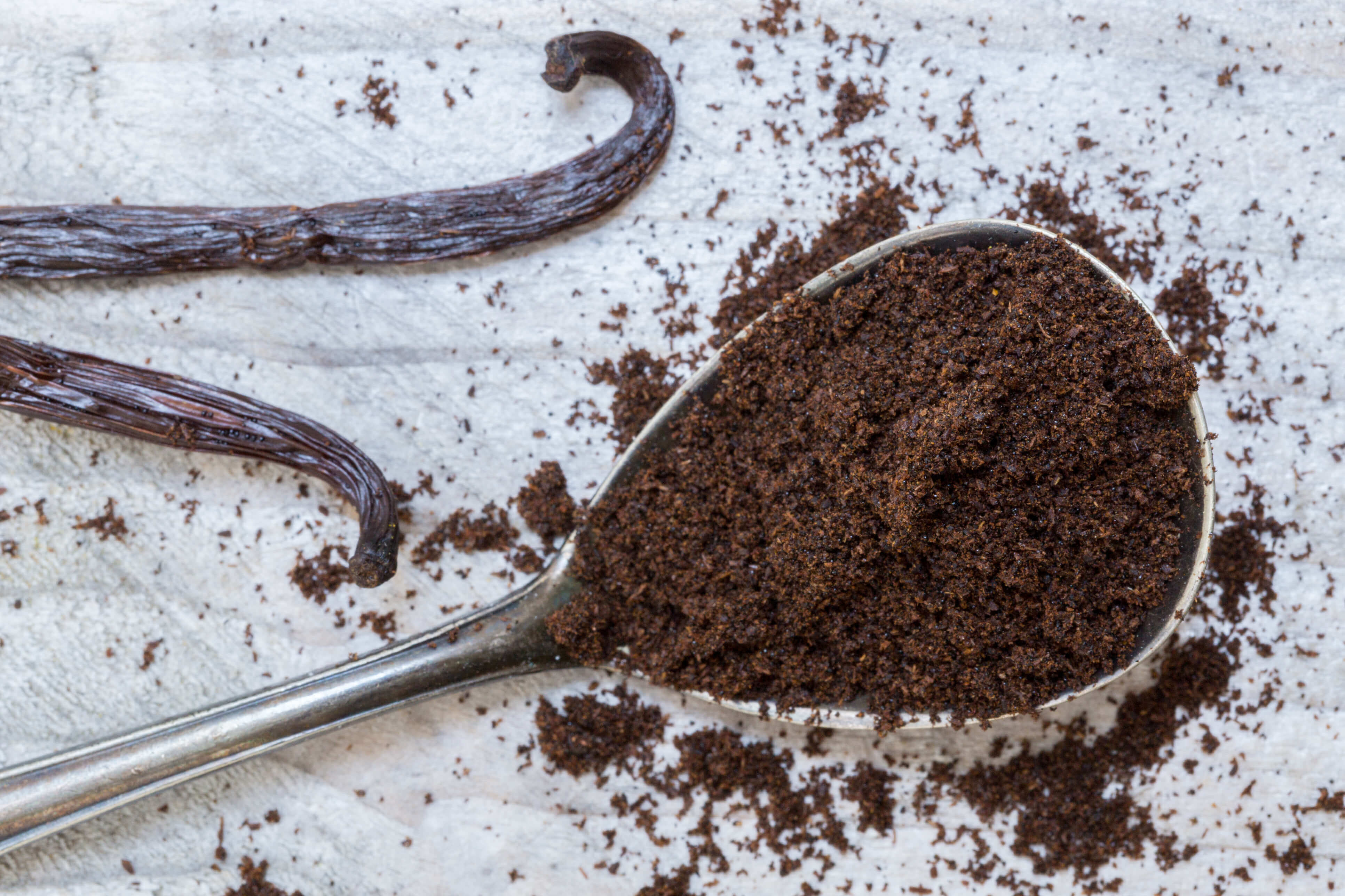 Vanilla-and-vanilla-beans-on-a-spoon-macro-677970402_3869x2579.jpeg Organic Vanilla Bean Powder image